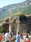 Через 3 века к этому памятнику добавили фонтан.