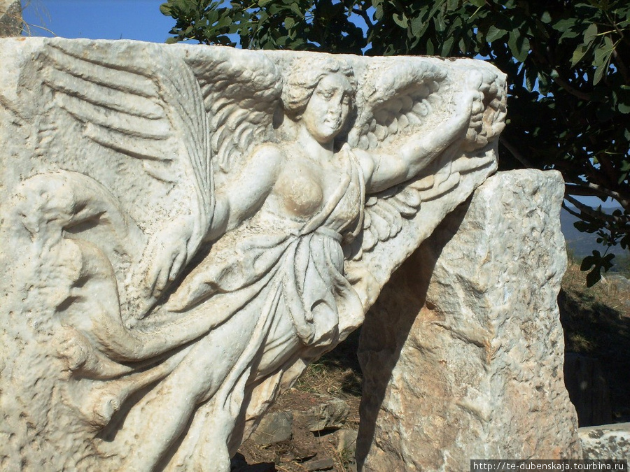 Рельеф богини победы Ники. Эфес античный город, Турция