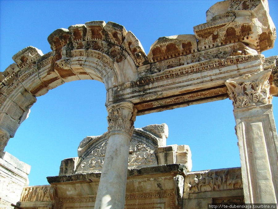 Храм Адриана. Посередине свода изображена богиня удачи Фортуна. Эфес античный город, Турция