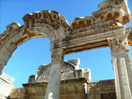 Храм Адриана. Посередине свода изображена богиня удачи Фортуна.