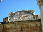 Рельеф Медузы сзади свода храма Адриана.