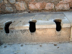 Мраморные сидения туалетов. Узкий водный канал перед унитазами обеспечивал воду для мытья сидящих на них людей.