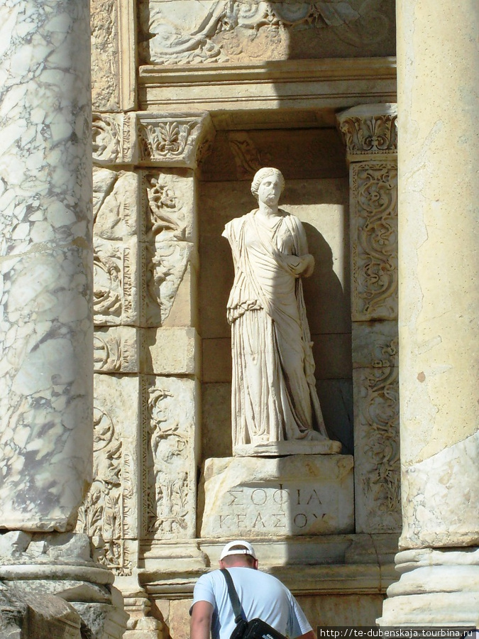 Статуя на фасаде библиотеки. Эфес античный город, Турция