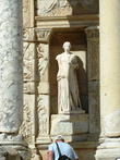Статуя на фасаде библиотеки.