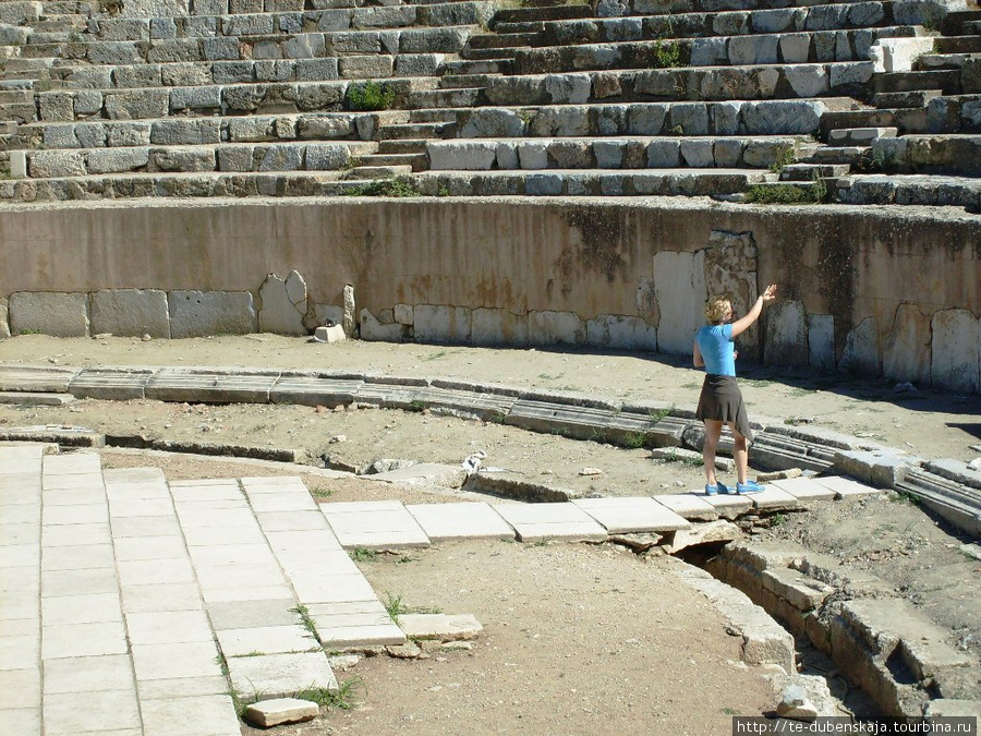 Место боя гладиаторов и быков. Канавки вокруг для сливания крови. Эфес античный город, Турция