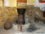 Печка, на которой грели воду, топилась углем. Подлинник. Осталась с 1870 года.