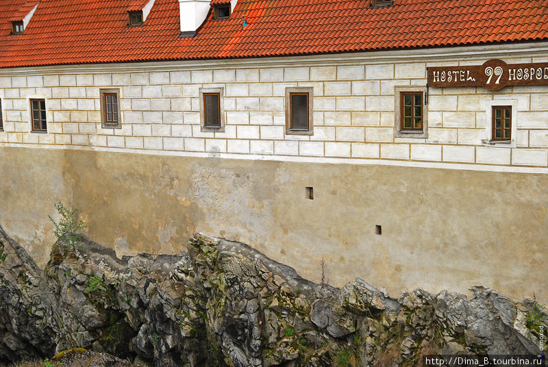 Здание аккуратно выстроено на камнях. Чешский Крумлов, Чехия