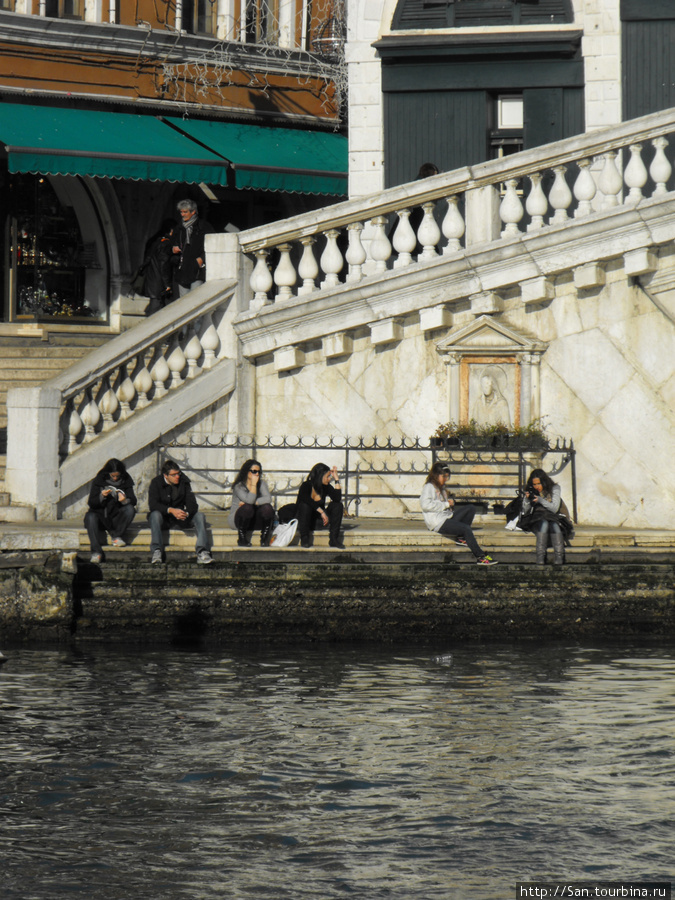 Короткие минуты отдыха туристов... Венеция, Италия