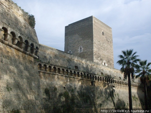 Замок Свевов в Бари Апулия, Италия