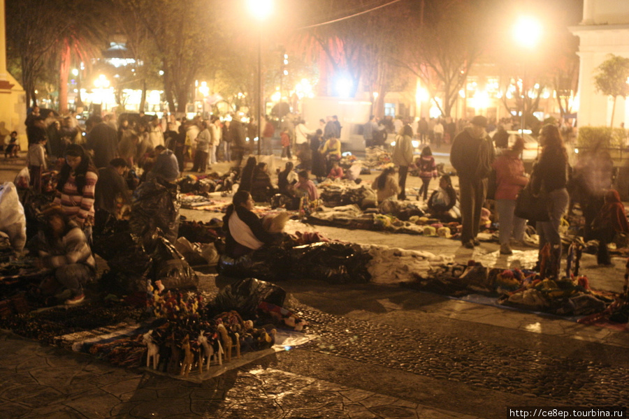 Вечером перед собором продают различные сувениры — тысячи видов и сотни продавцов Сан-Кристобаль-де-Лас-Касас, Мексика