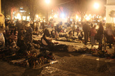 Вечером перед собором продают различные сувениры — тысячи видов и сотни продавцов