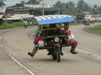Такие тележки используются на Минданао как городской и пригородный транспорт