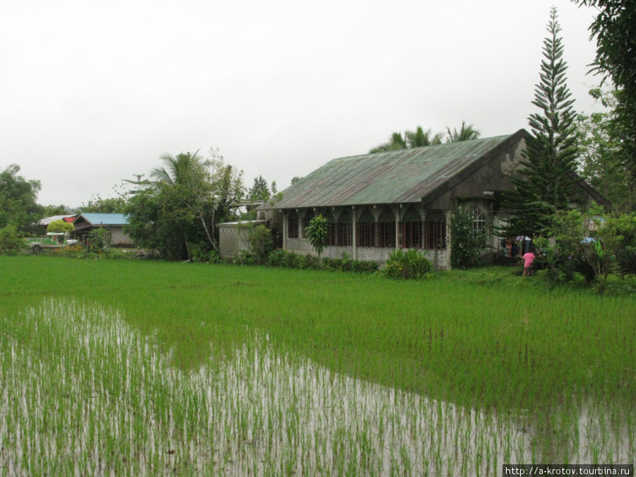 Простая филиппинская деревня Тренто на Минданао Бутуан, Филиппины