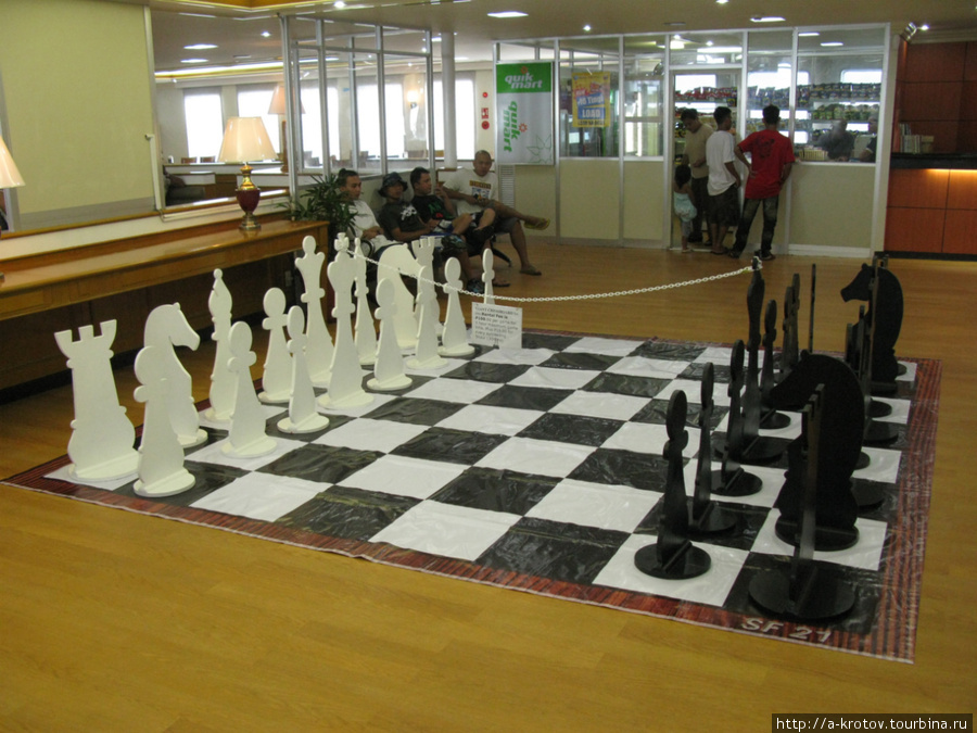 В Суперферри — большая шахматная доска, можно поиграть в шахматы, но платно = 100 песо в час Филиппины