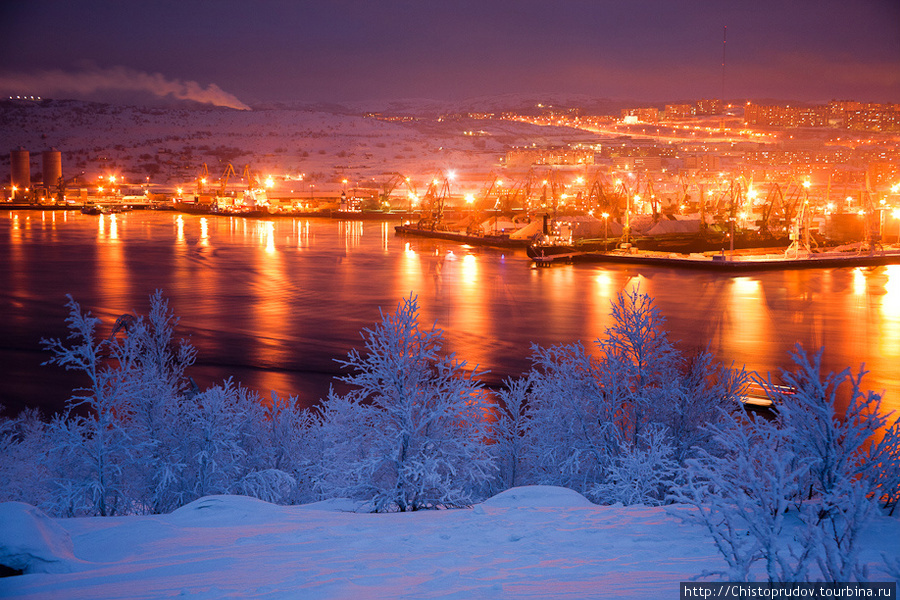 Кстати, о погоде. В отличие от многих северных городов, в Мурманске наблюдаются аномально высокие зимние температуры воздуха. Из-за близости тёплых воздушных масс, несомых течением Гольфстрим, средняя температура января и февраля примерно −10 −12 °C. Мурманск, Россия