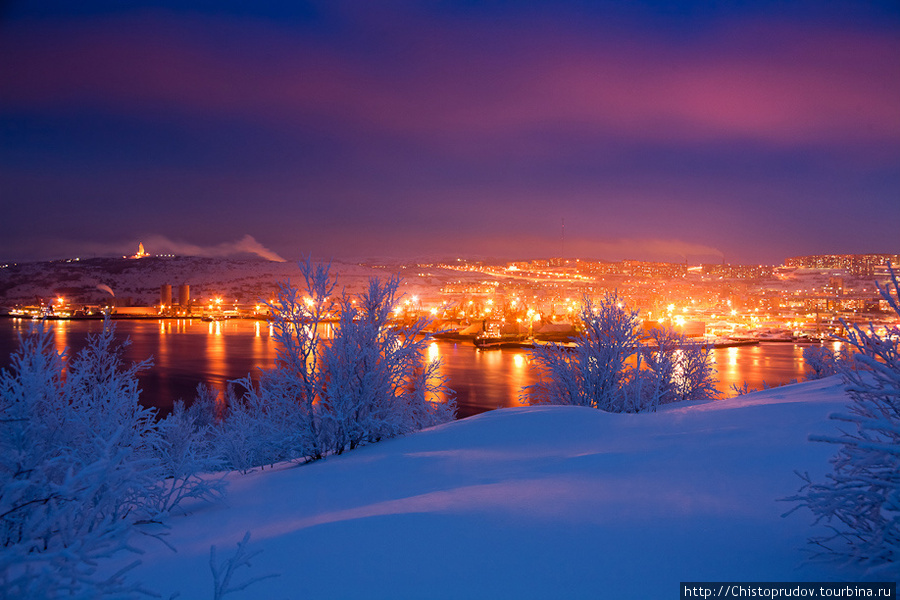 Полярная ночь на широте Мурманска длится со 2 декабря по 11 января, полярный день — с 22 мая по 22 июля. Мурманск, Россия