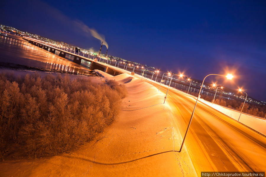 Четырёхполосный автомобильный мост через Кольский залив является одним из длиннейших в России и самым длинным автомобильным мостом за Полярным кругом. Мурманск, Россия