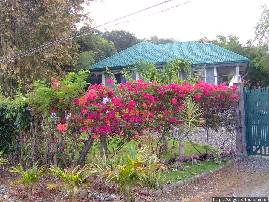 На окраинах города часто встречаются добротные каменные дома Пуэрто-Принсеса, остров Палаван, Филиппины