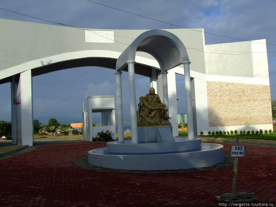 Вот такой мемориал. Кстати он еще не достроенный, что то будет еще позади него Пуэрто-Принсеса, остров Палаван, Филиппины