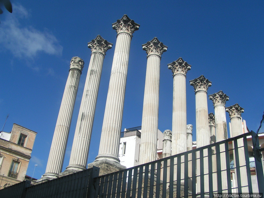 Римский храм / Templo Romano