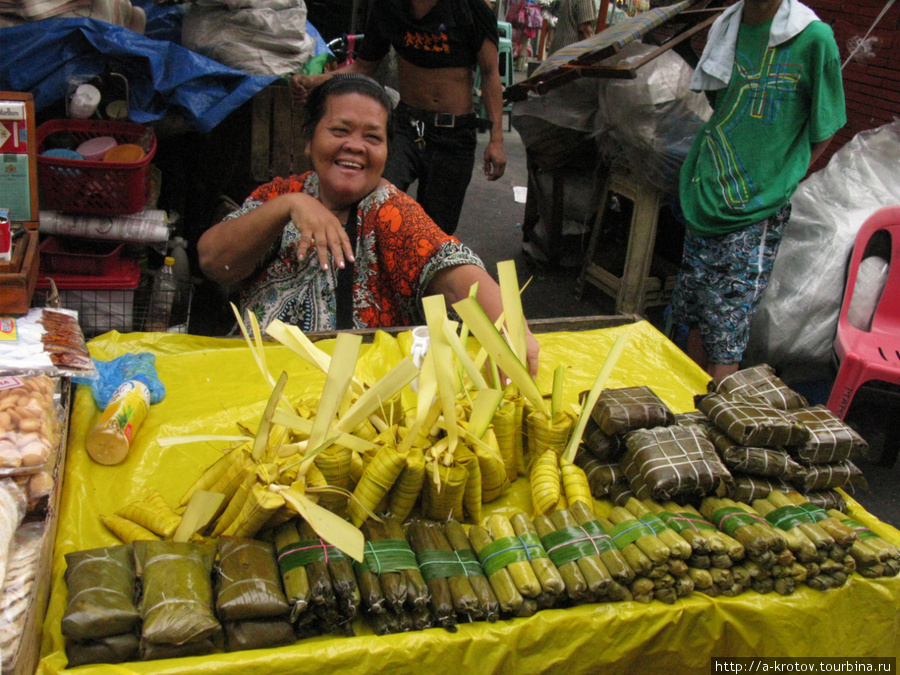 Рис завёрнут, он варёный уже, это его порции Манила, Филиппины