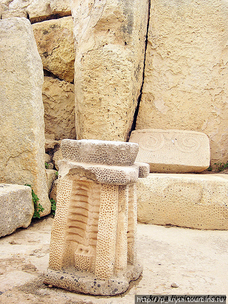 Каменные алтари, украшенные узорами Ренди, Мальта