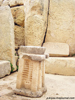 Каменные алтари, украшенные узорами