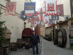 Таверна вся старинная средневековая, с гербами и бочками.