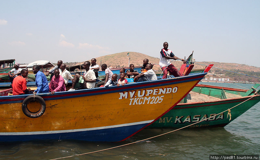 Оказалось, что по всему озеру ходят такие лодки. Вот эта, например, намеревалась отправиться в Конго. Озеро Танганьика, Танзания