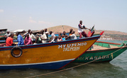 Оказалось, что по всему озеру ходят такие лодки. Вот эта, например, намеревалась отправиться в Конго.