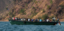 Движение оживленное, но только наша лодка шла до границы — остальные максимум до национального парка — не такого популярного у туристов, как Нгоронгоро или Серенгети.