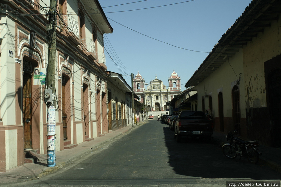 Если прямо идти, то придете в церковь Леон, Никарагуа