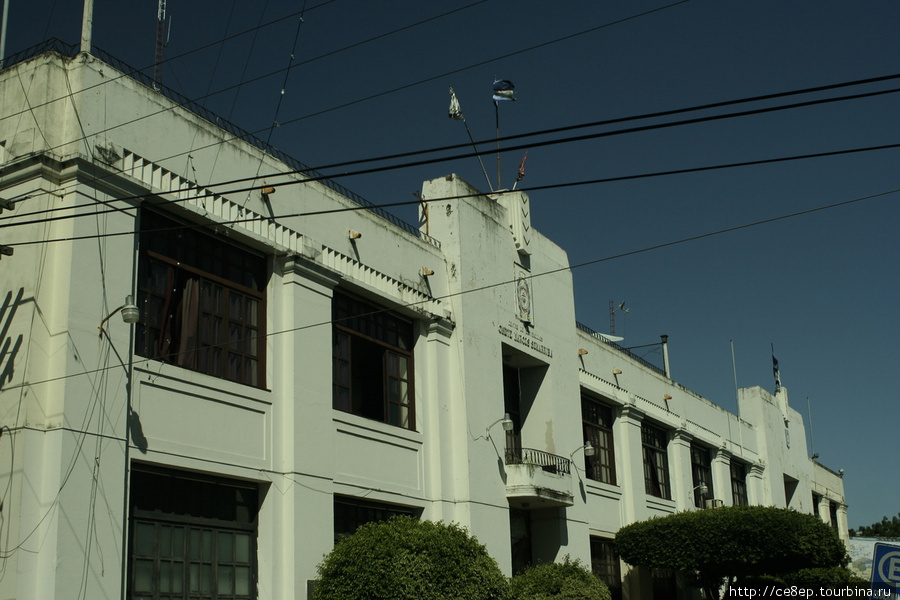 Простое здание муниципалитета Леон, Никарагуа
