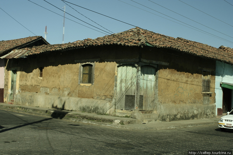 Углы старых домов часто имеют две двери прилегающие друг к другу и распахивающиеся настежь. Леон, Никарагуа