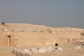 Захоронения около пирамид