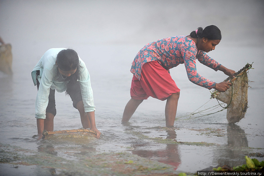 Как рыбачат женщины Непала. Непал