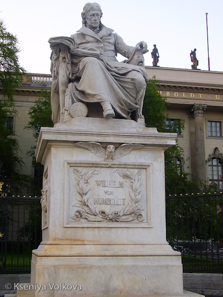 памятник Гумбольдту у входа в университет Берлин, Германия