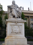 памятник Гумбольдту у входа в университет