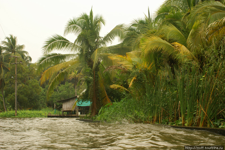 Каналов много, на них домики разного калибра, от лачуг, до больших и солидных. Канчанабури, Таиланд