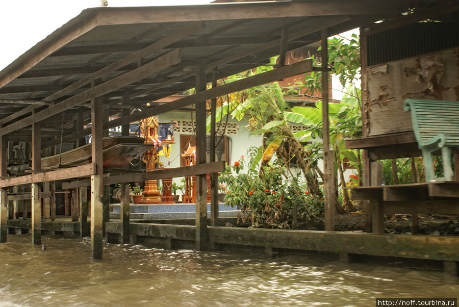 У всех есть «парковки» и «гаражи» для лодок: Канчанабури, Таиланд