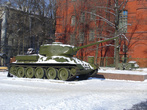 советский танк Т-34-85. В красном здании – Исторический музей