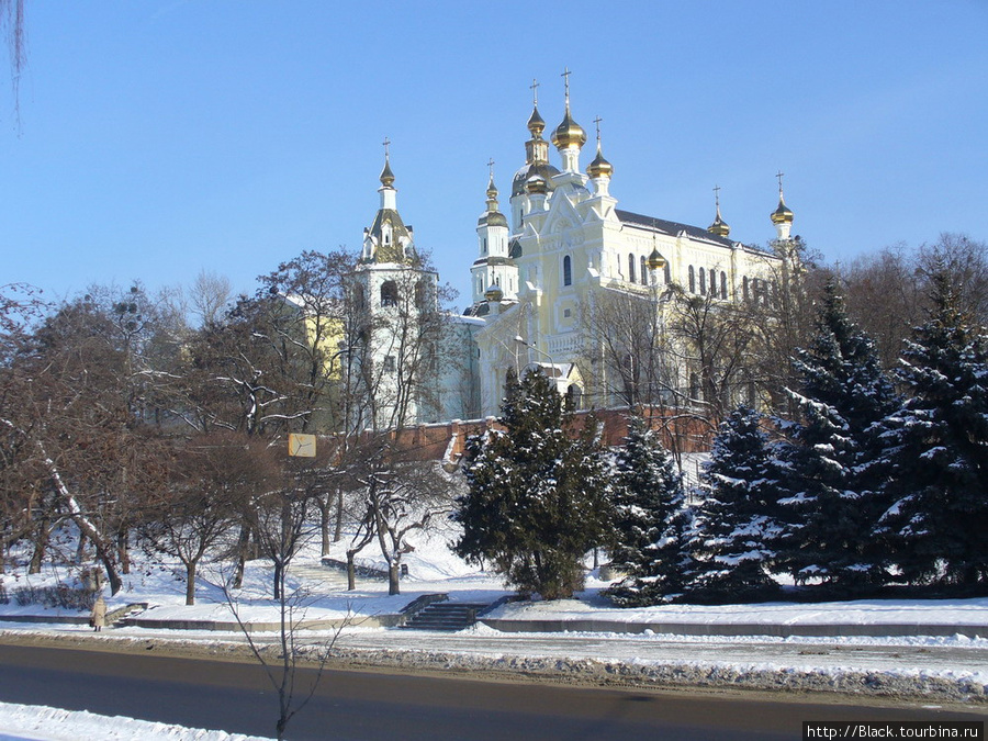 Озерянская церковь и Покровский собор от реки Лопань Харьков, Украина