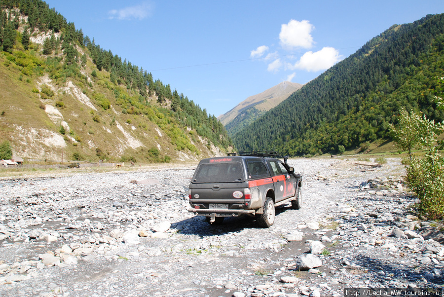Дорога, вернее река Сба-дон Урс-Туальское ущелье, Южная Осетия