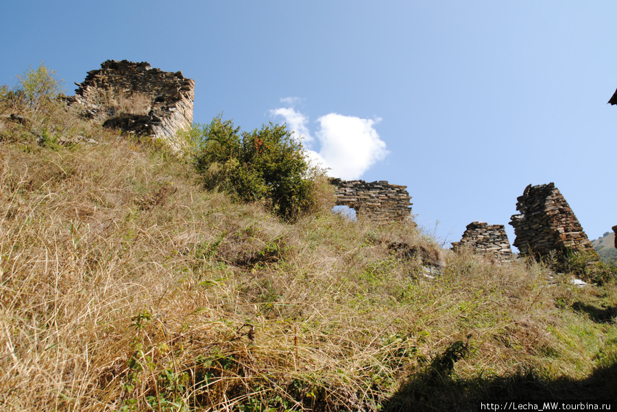 развалины в  Дзаттиаты-кау Урс-Туальское ущелье, Южная Осетия