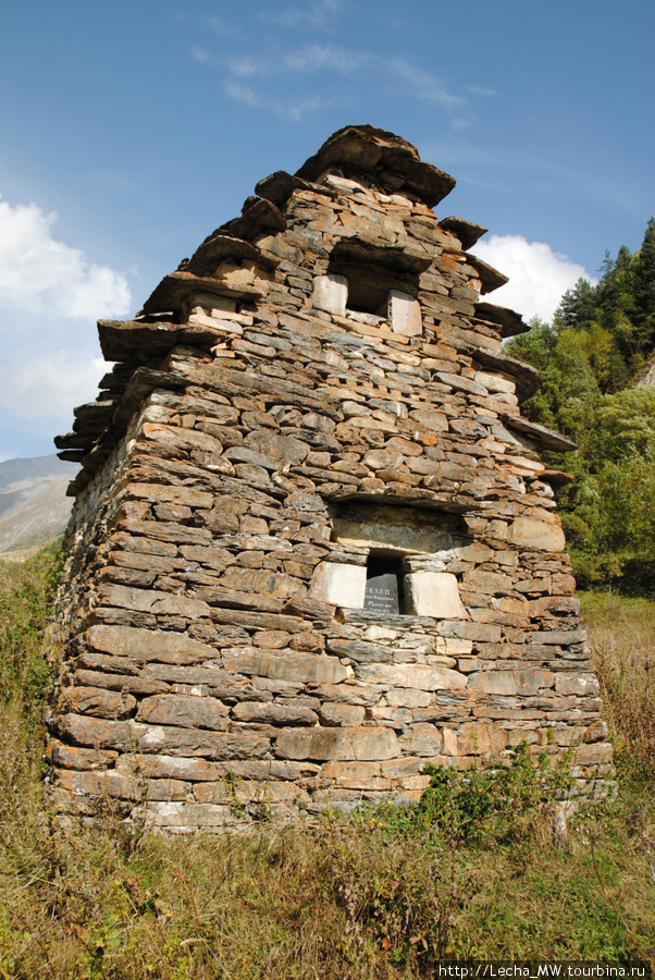 Двухэтажный склеп  Дзукаевых в Челиат Урс-Туальское ущелье, Южная Осетия