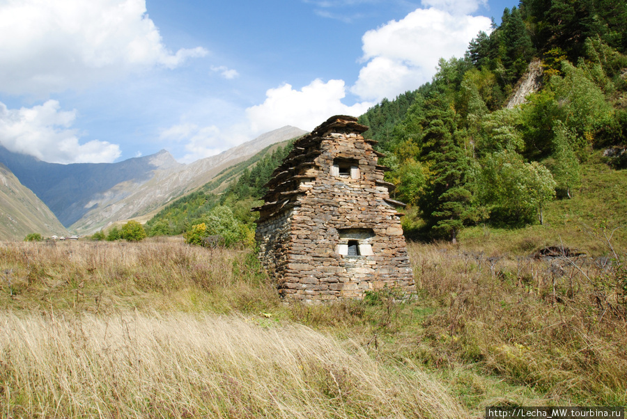 Двухэтажный склеп  Дзукаевых в Челиат Урс-Туальское ущелье, Южная Осетия