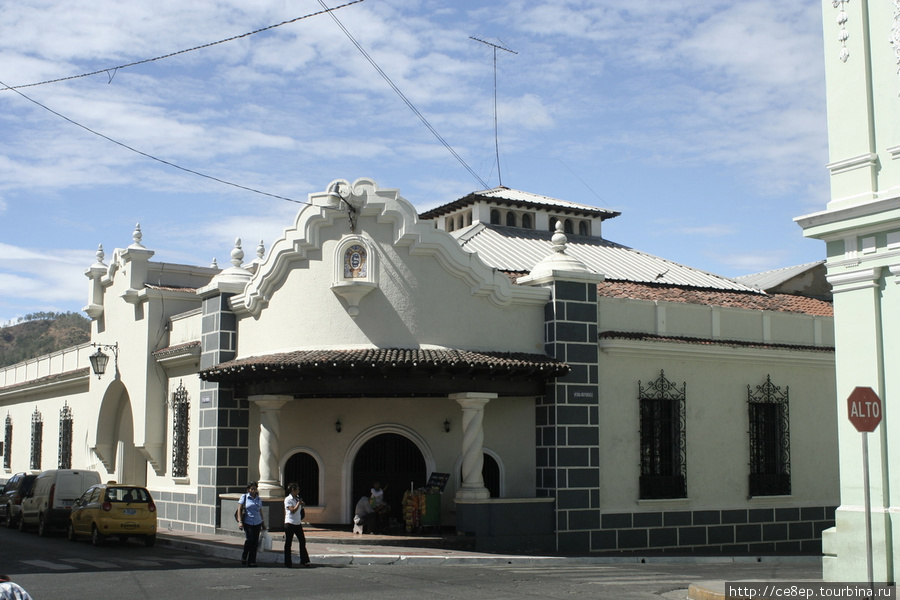 Редкое отделанное здание, скорее всего чиновничий офис Санта-Ана, Сальвадор