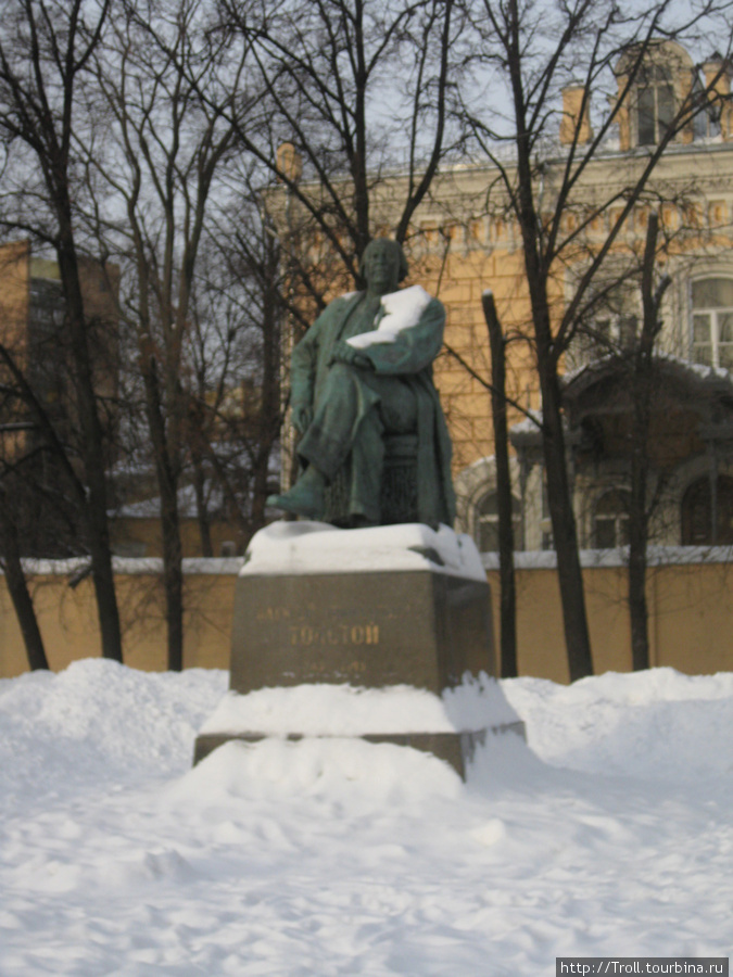 Памятник А.Н.Толстому