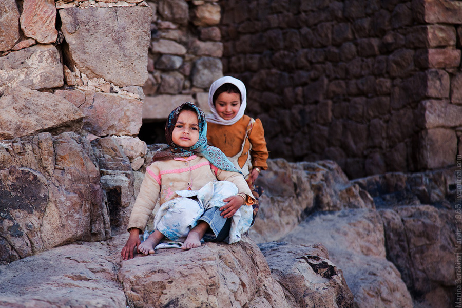 Дети в заброшенной еврейской деревне на краю Саны Йемен