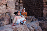 Дети в заброшенной еврейской деревне на краю Саны